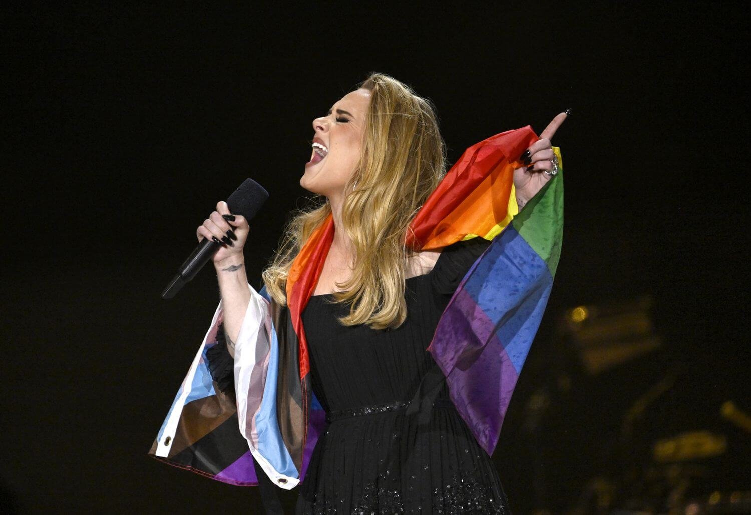 Adele increpó a un fan en Las Vegas que insultó el mes del Orgullo: “¿Eres estúpido?”
